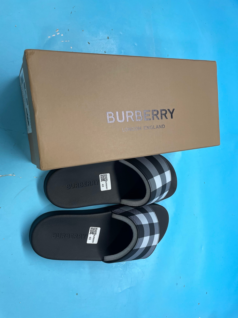 Chinelo Burberry